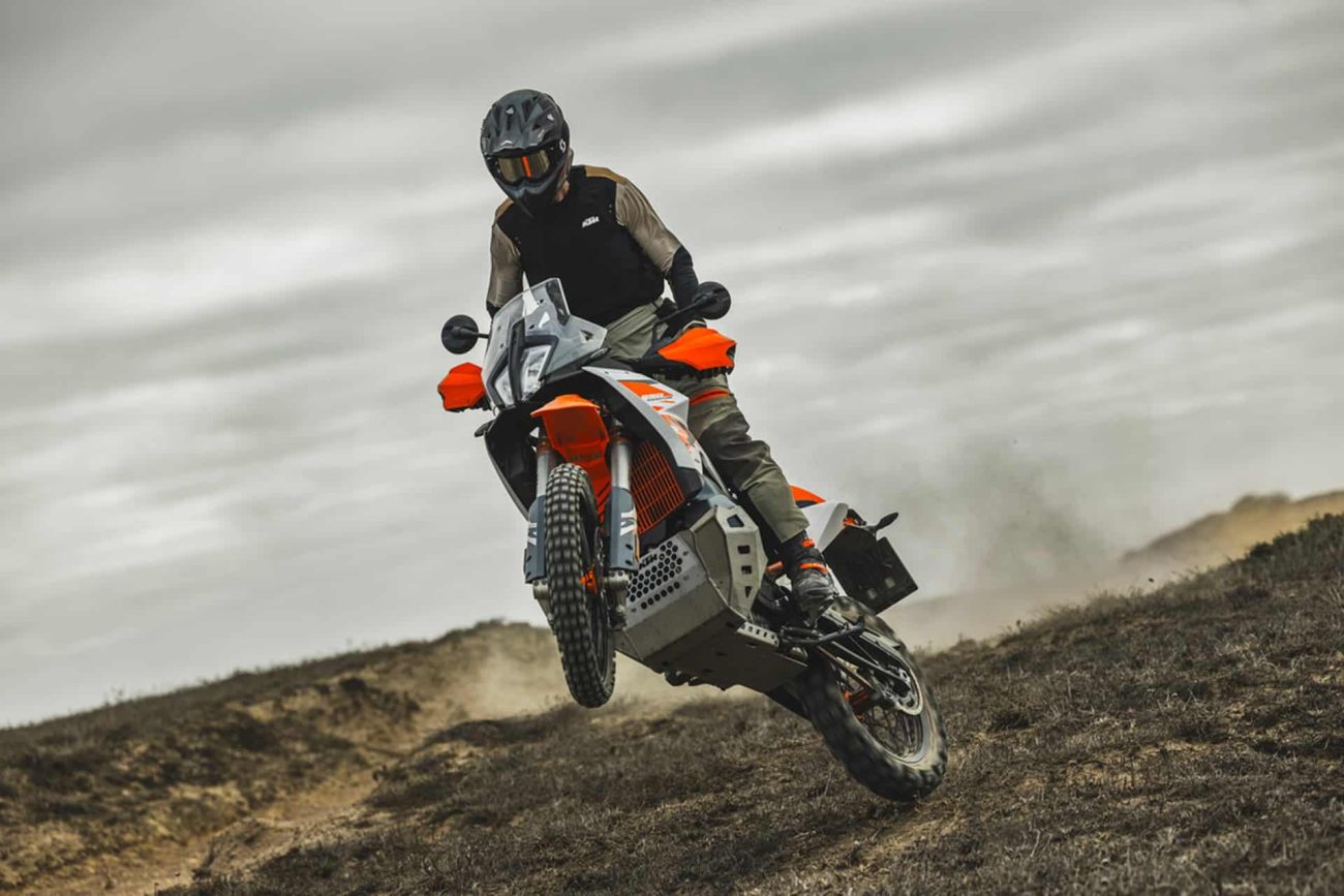 KTM lanza su nueva 890 Adventure R 2025 luciendo un aspecto renovado