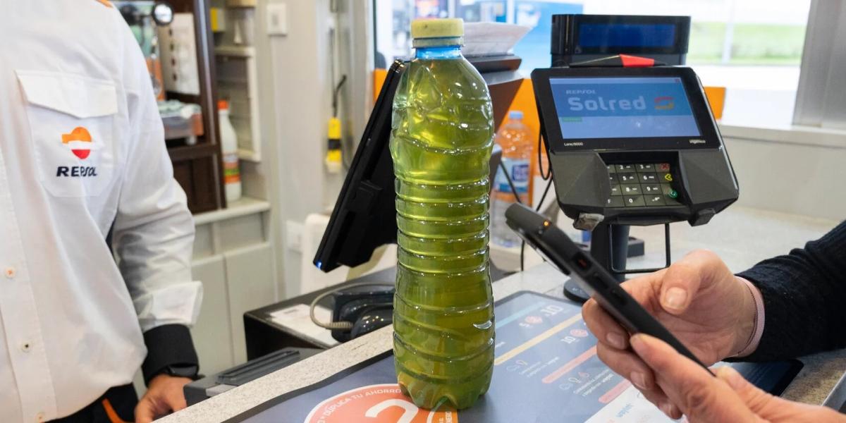 Si llevas tu aceite de cocina usado a una gasolinera de Repsol tendrás un descuento y ayudas a fabricar gasolina renovable que ya puedes comprar