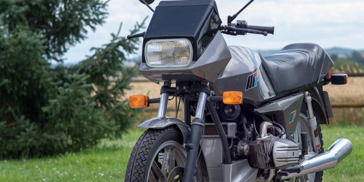 Muy pocos adivinarán de qué marca es esta moto con un motor bóxer que es de coche, y ya te adelantamos que no es la que piensas