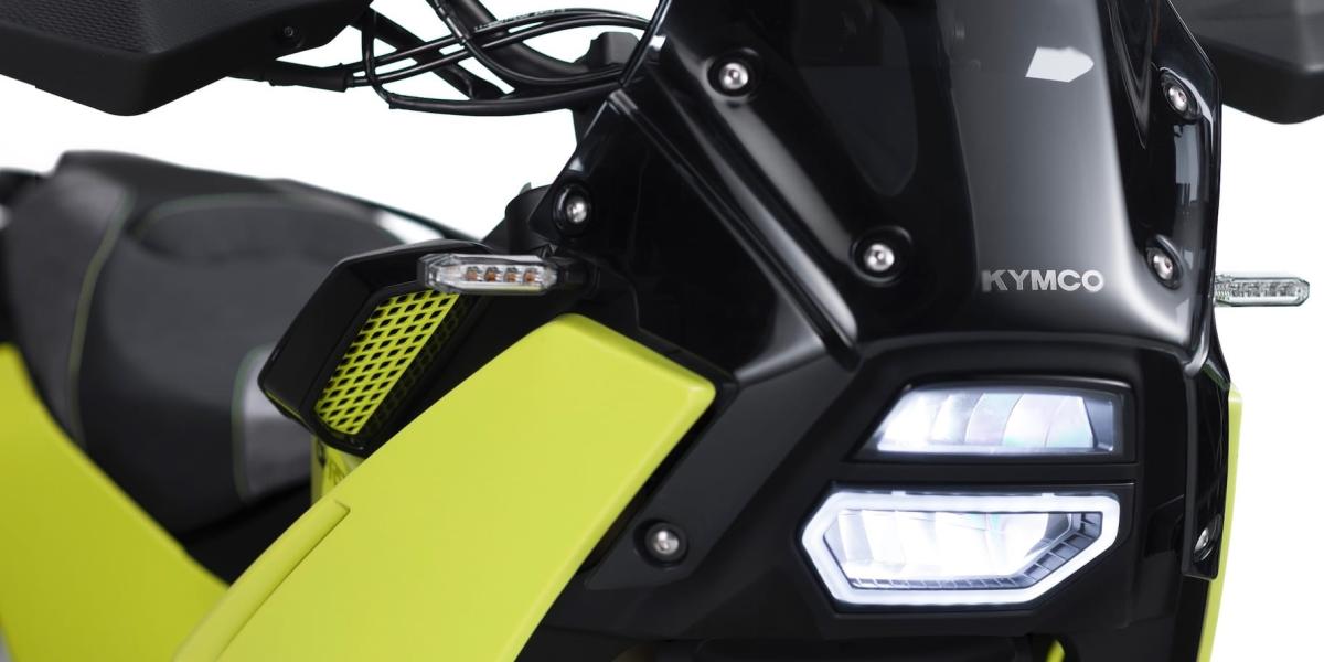 Ya no sabemos si es un scooter o una moto, esta nueva todoterreno aventurera ya en su versión de producción rompe las reglas, el Kymco CV-R5