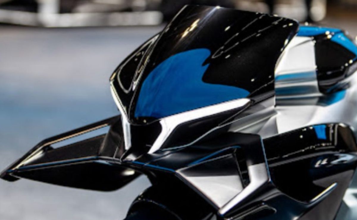 CFMoto moto deportiva con motor V4