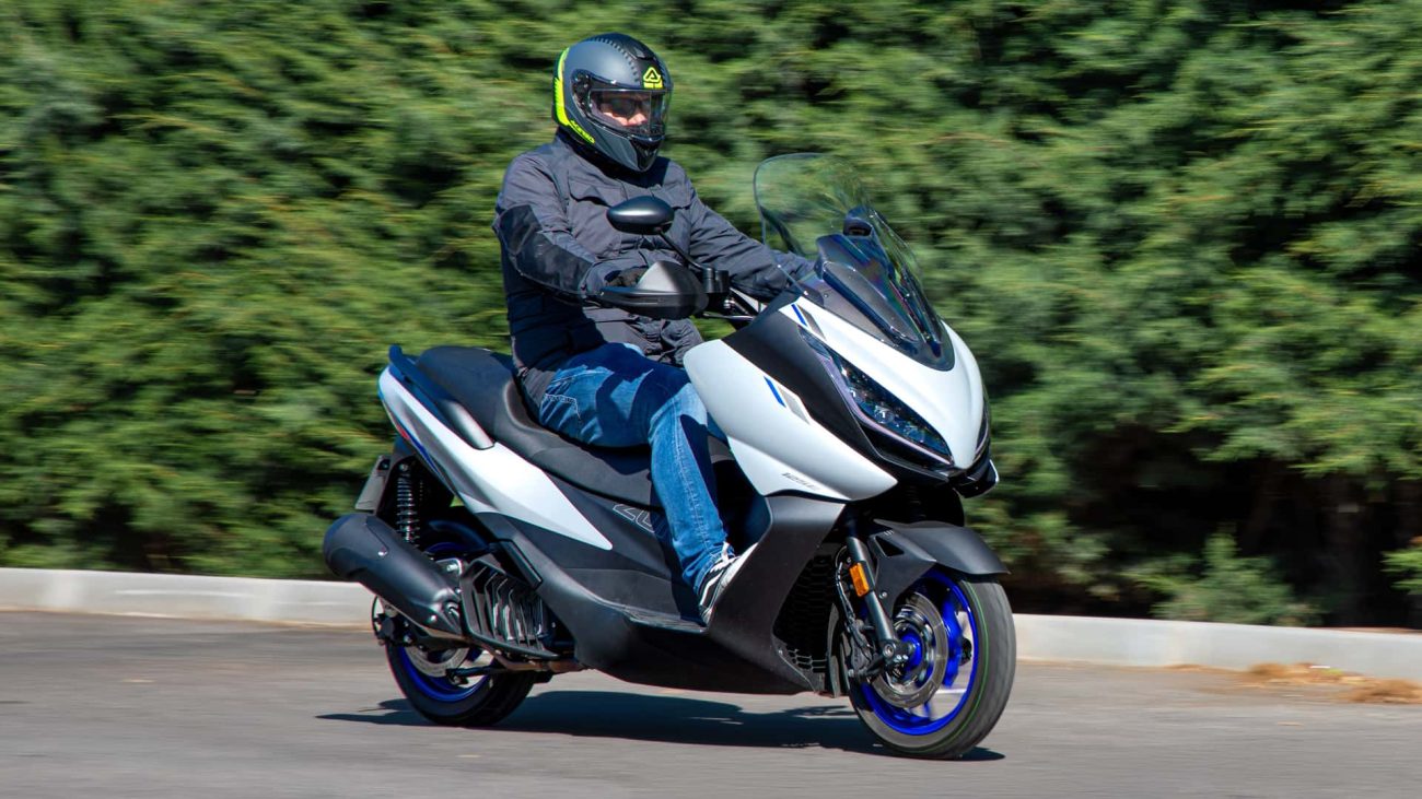 Prueba Zontes 125E 2024, el maxiscooter de iniciación para todos los bolsillos