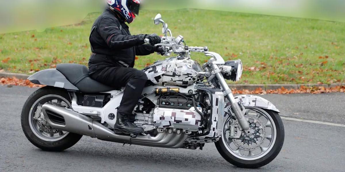 Tras hacer una réplica de la Honda Gold Wing en versión cachas, desde China llega una Rune con anabolizantes