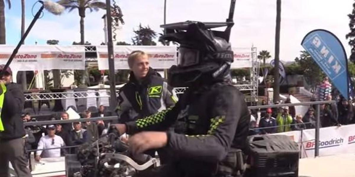 Un motorista completa la Baja 1000 con una antena pegada al casco y en videollamada permanente con su madre