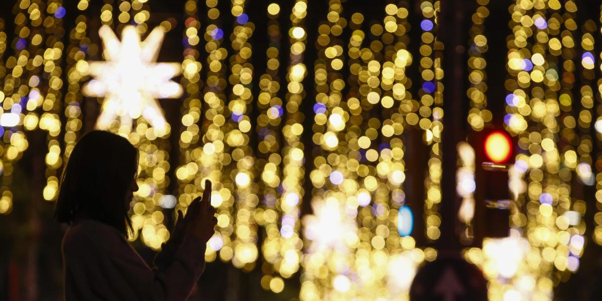 alerta con las luces navideñas en la carretera
