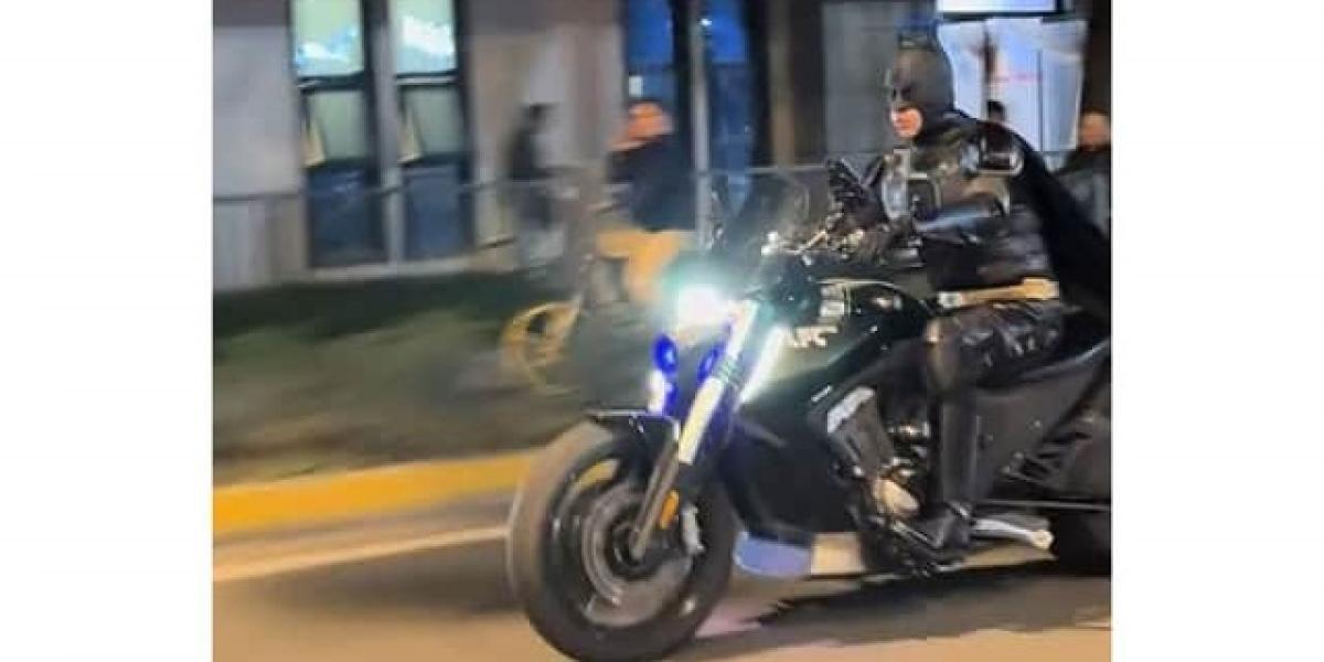 Batman está en China y monta una Benda LFC 700