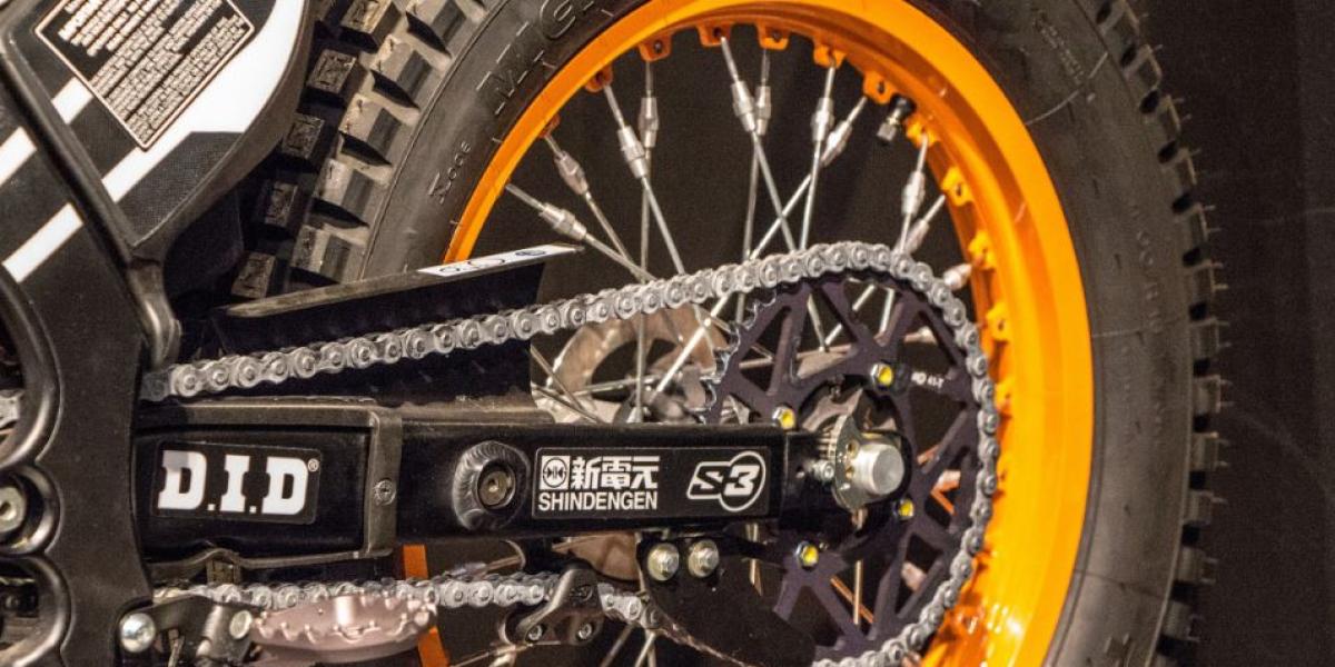 ¿Cada cuántos kilómetros he de engrasar y tensar la cadena de mi moto?