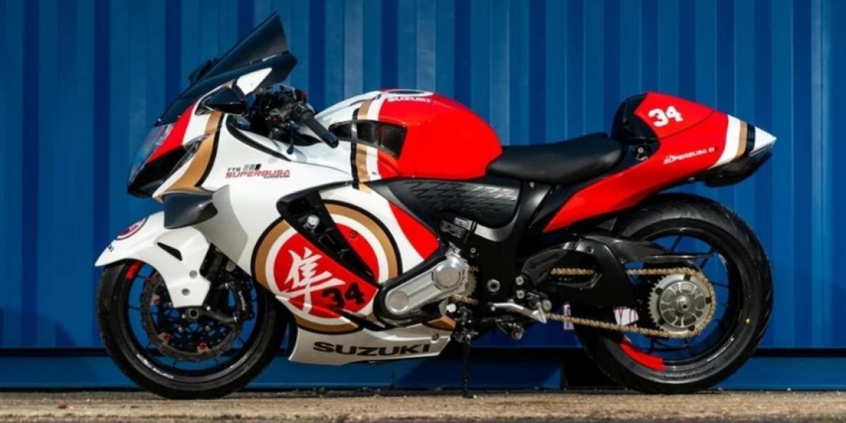 Esta Hayabusa con los colores de Kevin Schwantz es mucho más potente que su 500 de GP, y la puedes comprar