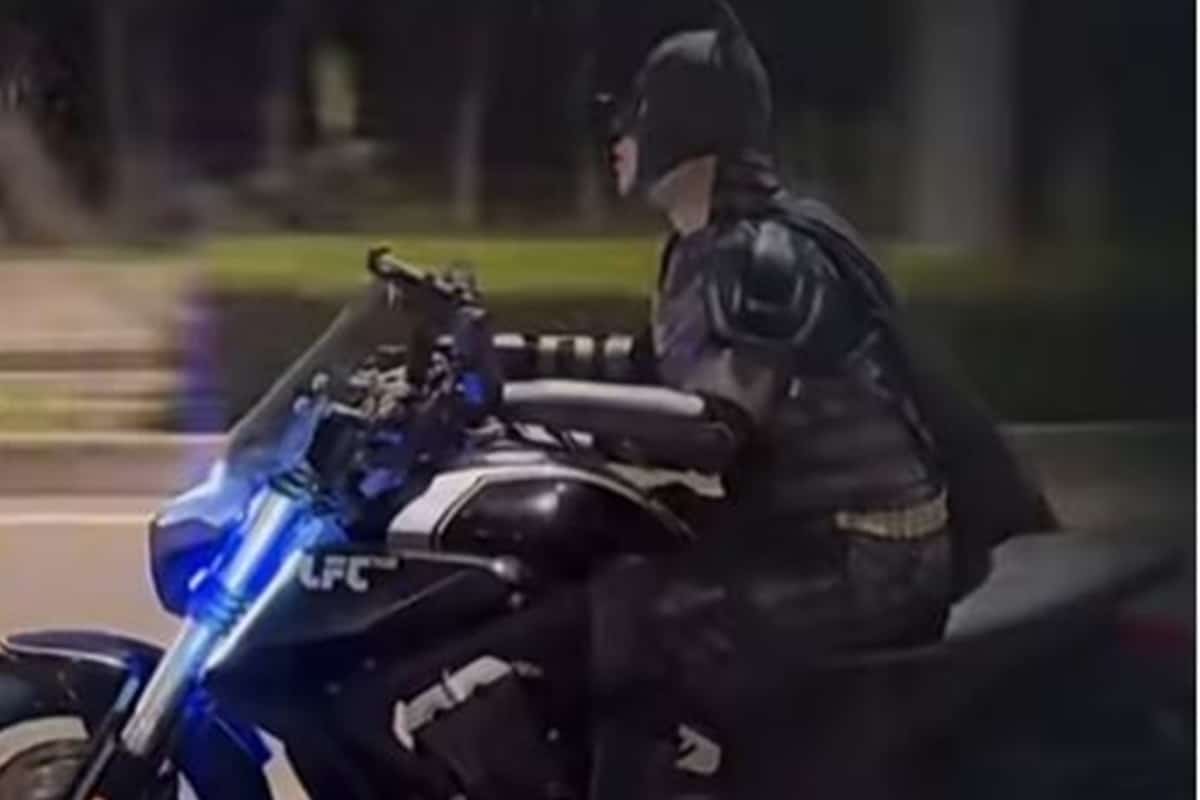 Batman ahora protege al mundo a lomos de una Benda LFC 700 por las calles de Wuhan (China)