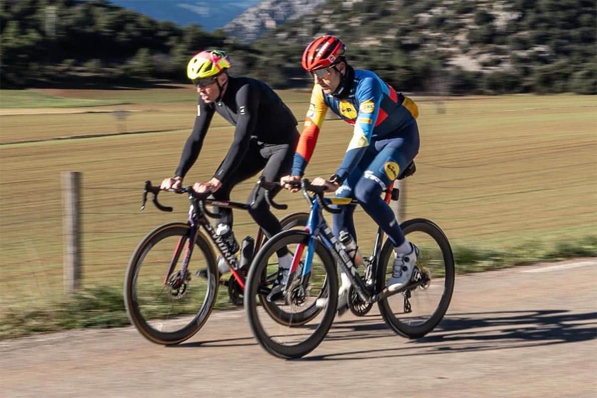Aleix Espargaró seguirá compitiendo en 2025… ¡en bici!