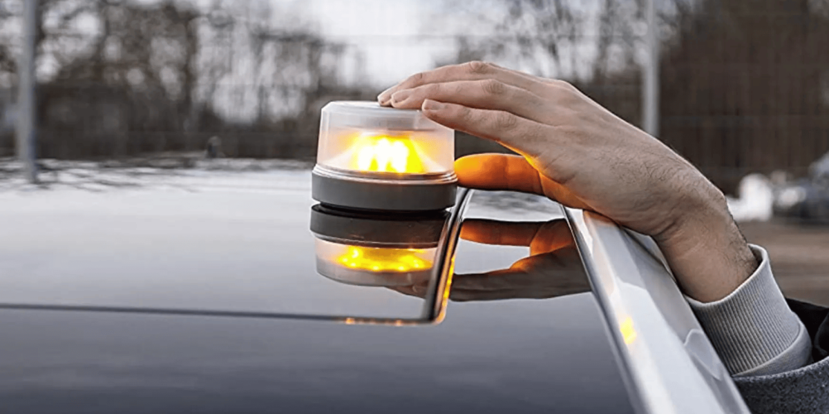 La luz de emergencia V16 será obligatoria en 2026, ¿pero qué pasa con su uso en moto?