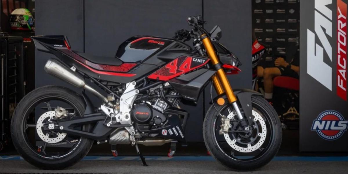 Fantic Stealth 125 Canet 44, la moto tatuada