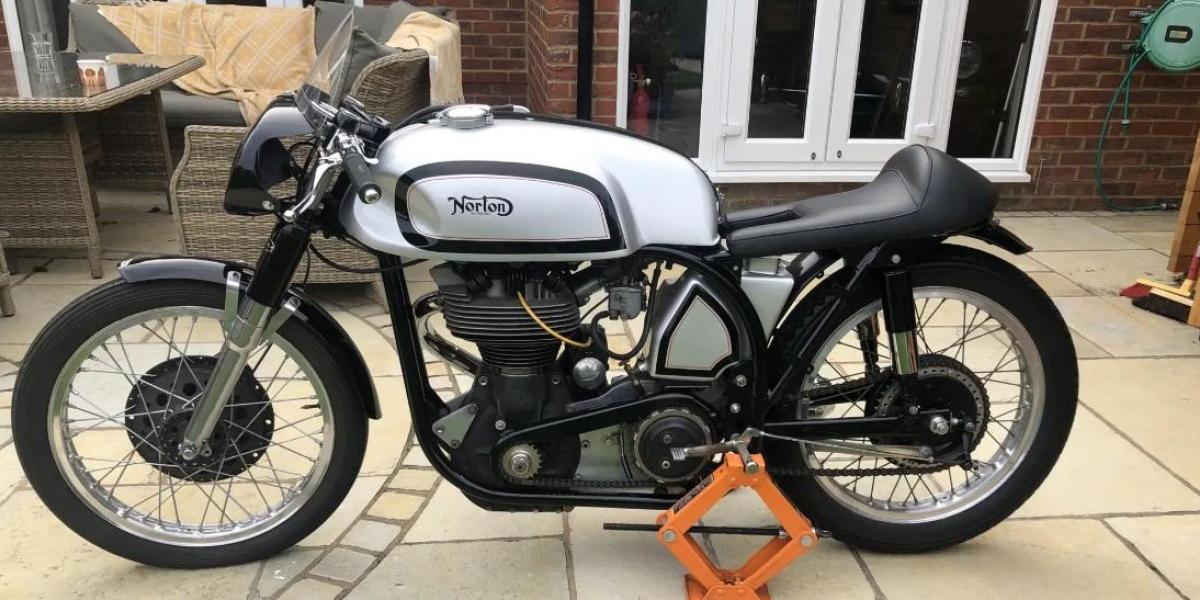 la moto más cara en la última subasta de clásicas es una joya británica extinta