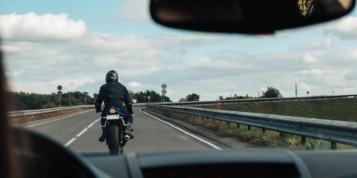 Los cuatro tipos de accidentes más comunes en moto y consejos para evitarlos