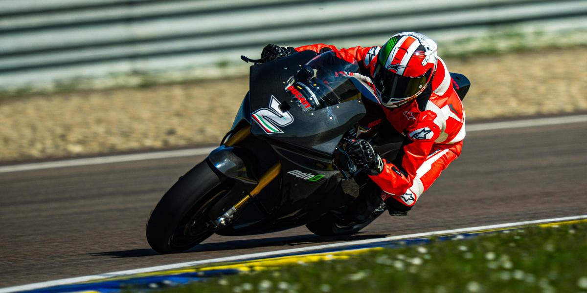 Ducati estrena su nuevo prodigio eléctrico, capaz de alcanzar los 282 km/h y con una silueta que ya querrían tener las MotoGP