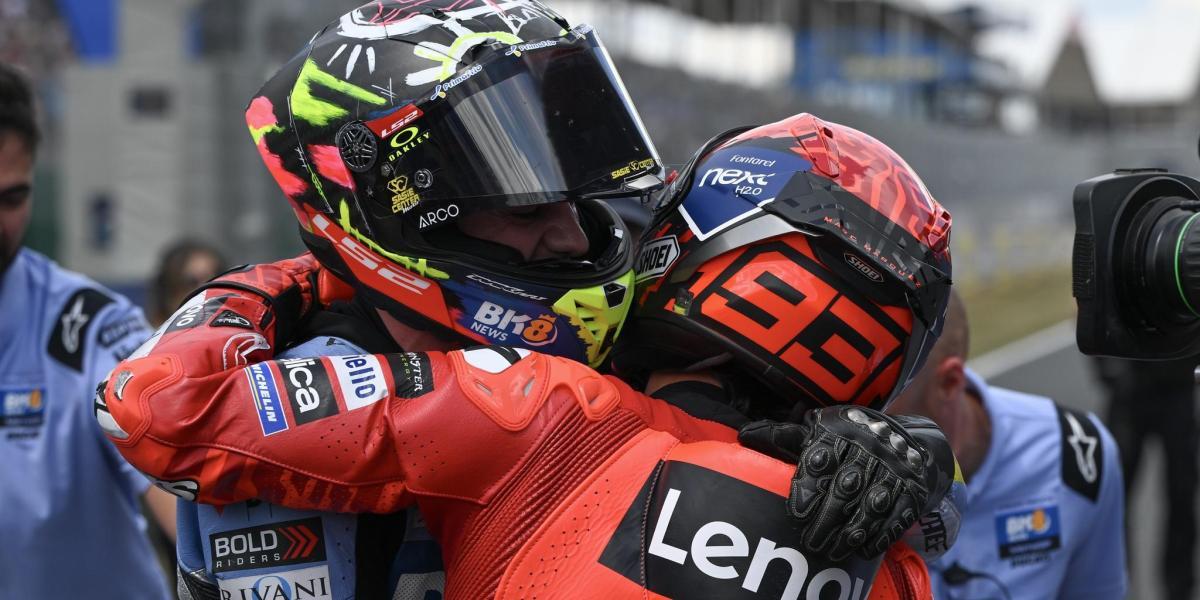 Marc Márquez estudia la telemetría de Fermín Aldeguer y le advierte en plena celebración: "Te la estás jugando"
