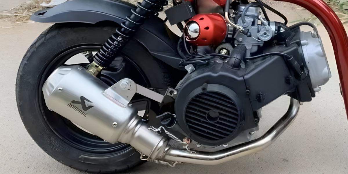 Una minimoto con más potencia que peso, ultra pequeña y que se mueve con un motor de scooter, no adivinarás dónde lo han encajado hasta que lo veas