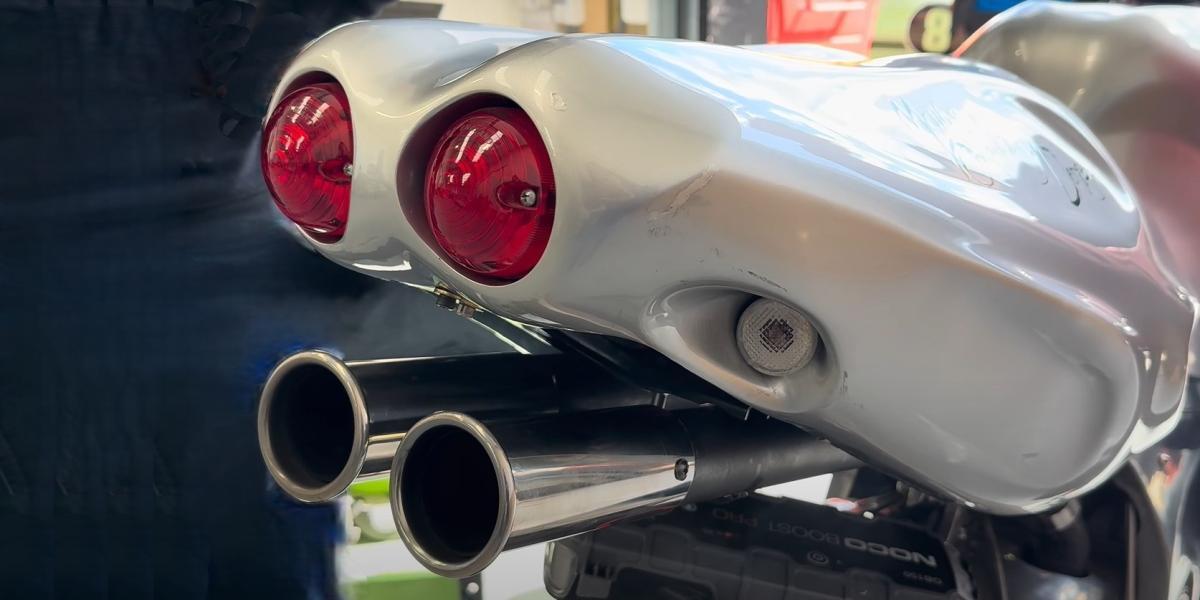 La única superbike del mundo con motor V8 de Fórmula 1 que alcanza los 320 km/h vuelve a rodar, y su rugido es bestial