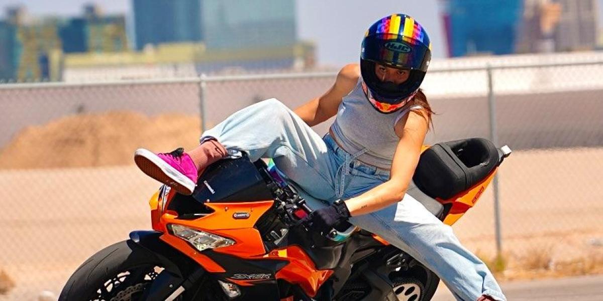 Así es Sarah Lezito, la reina de las acrobacias en moto que conquistó Hollywood y supera en seguidores a Marc Márquez