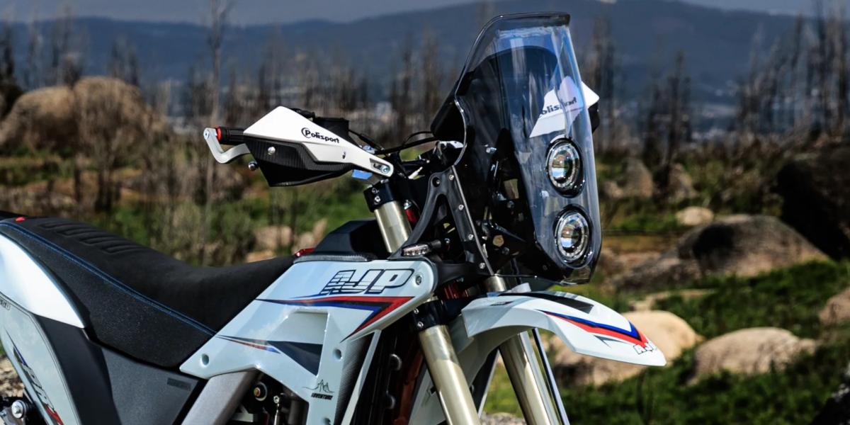 Llega la moto trail offroad definitiva para amantes del Dakar, la bestial y radical AJP PR7 2025, una fiera de competición a precio ajustado
