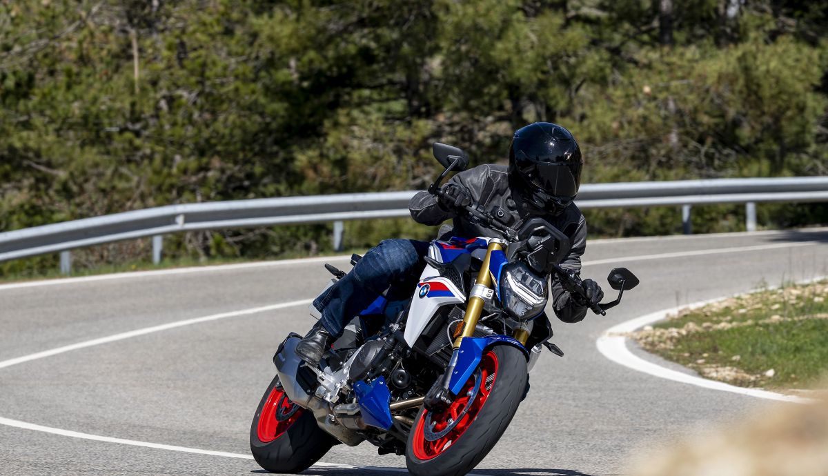 BMW F 900 R, la reconversión sport de una naked emblemática