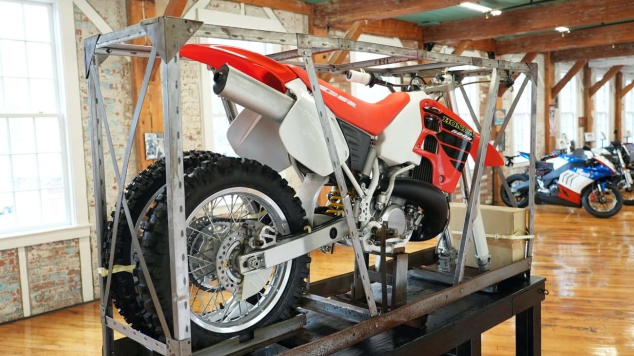 Esta Honda CR500R de 2001, nunca vendida, ha superado los 70.000 euros