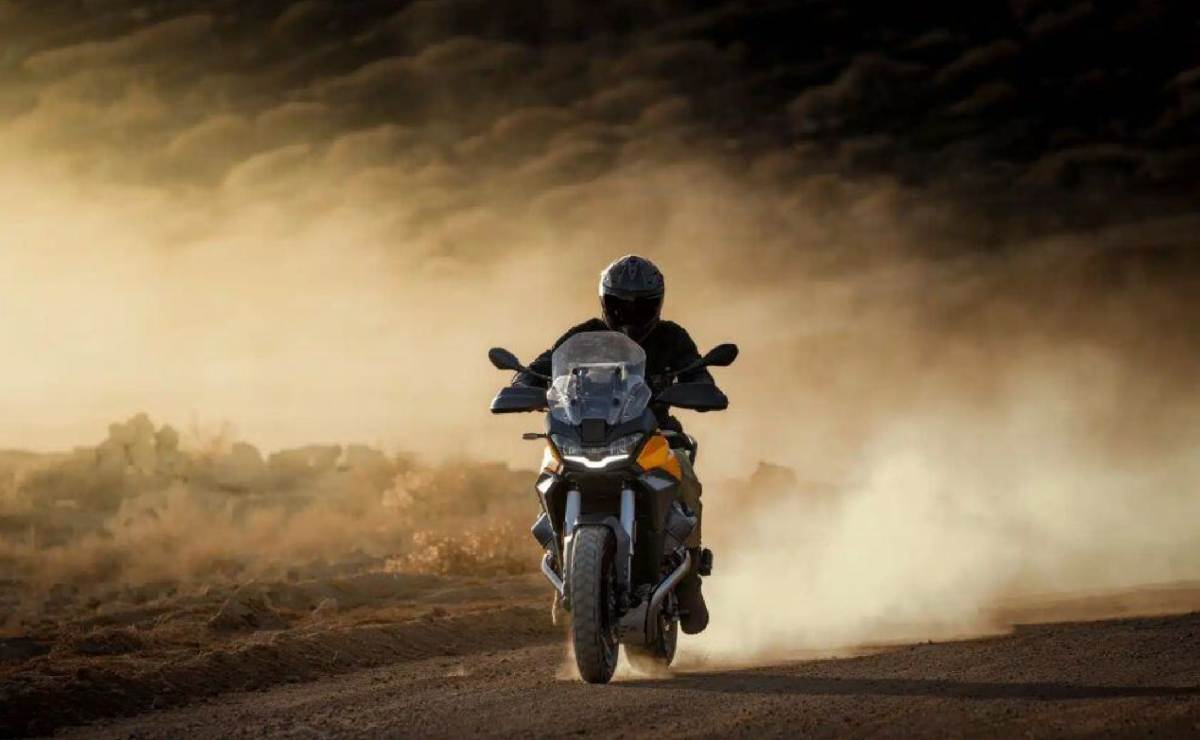 moto trail Moto Guzzi Stelvio lanzamiento vs Honda Africa Twin