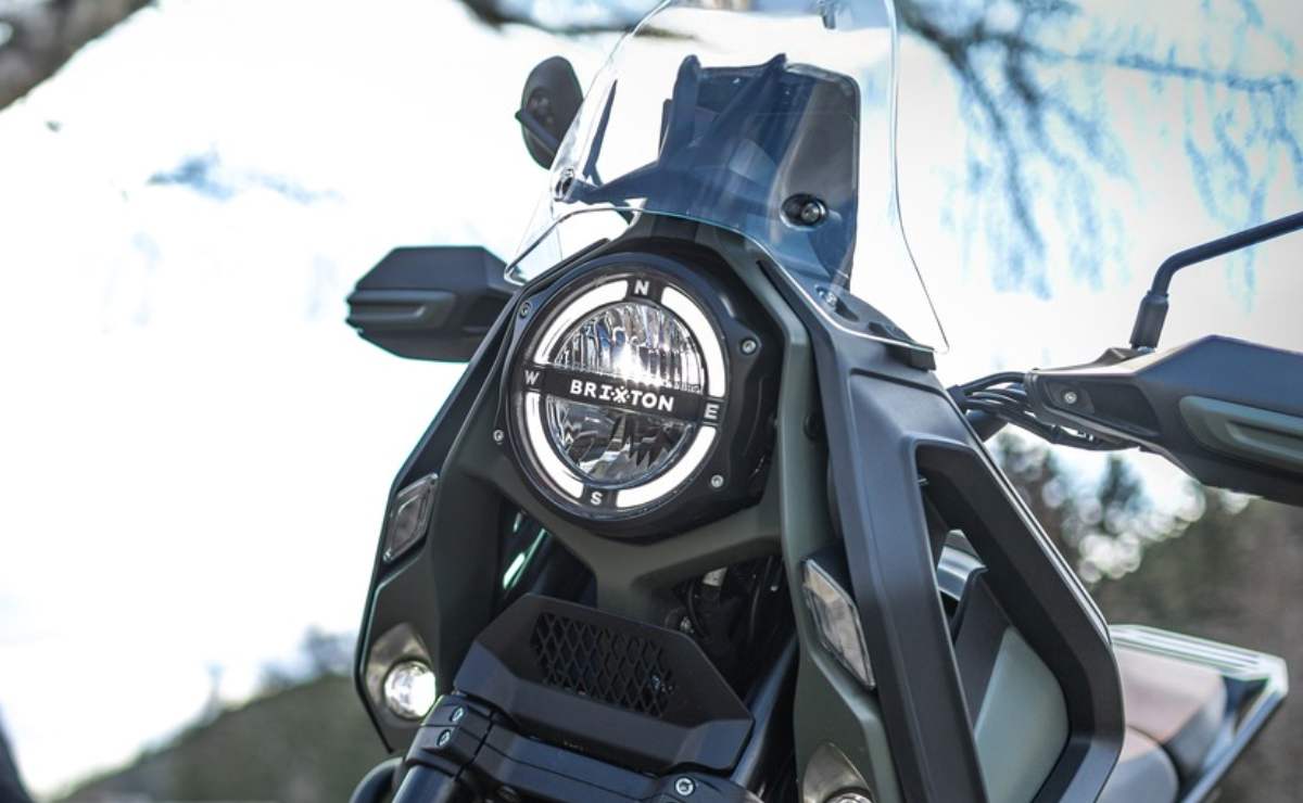 Como es la moto trail mediana de Brixton