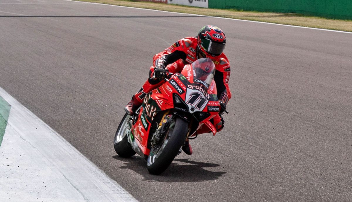 Nicolò Bulega doblega a Toprak Razgatlioglu con un nuevo podio de Álvaro Bautista