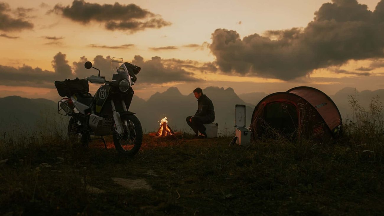 onX presenta un genial accesorio de acampada para tu moto de aventuras