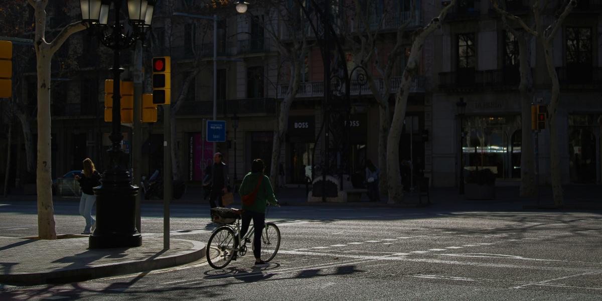 El seguro obligatorio para bicis eléctricas y el casco para ciclistas, cada vez más cerca