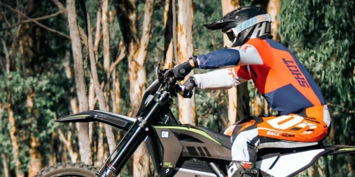 Llega una nueva moto de enduro australiana, tiene muy buena pinta, un precio muy ajustado y se mueve con electricidad, la On Powersports OZY 30x