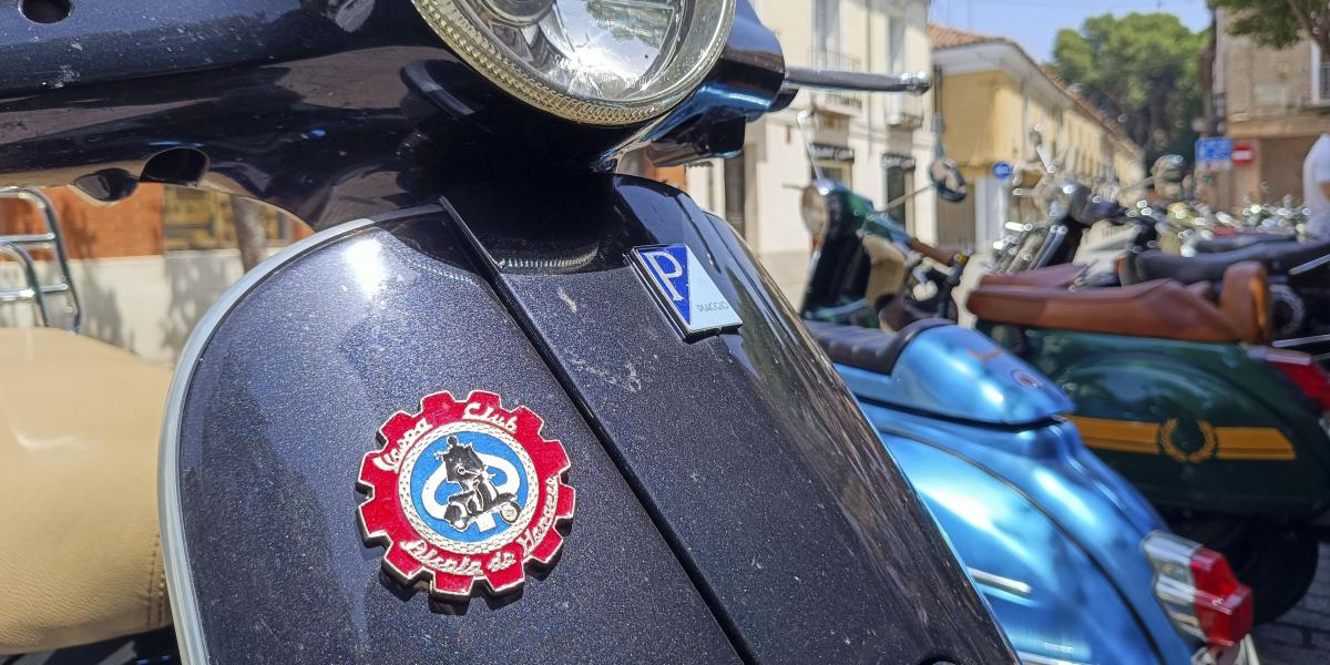 Los locos de la Vespa celebran diez años de 'passione' en Alcalá de Henares
