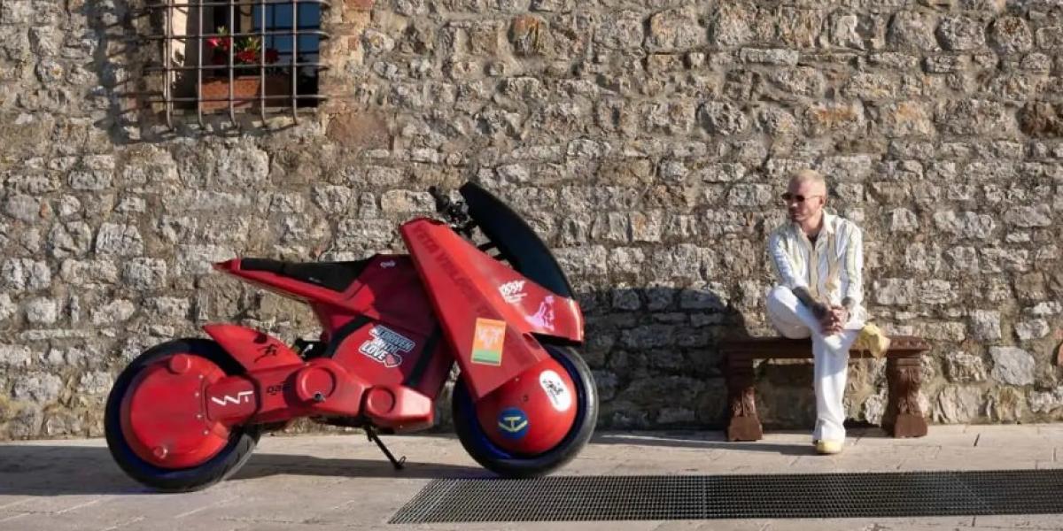 La personalísima moto que une a J Balvin y la mítica película de anime Akira