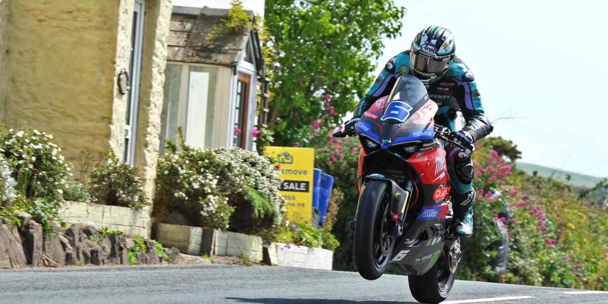 Lleva a su abuela al TT de la Isla de Man y su reacción define a la perfección la auténtica locura de los motoristas