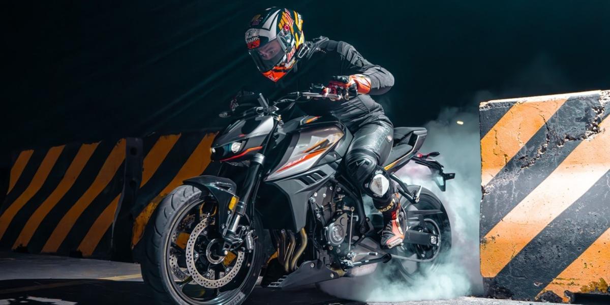 La primera moto naked deportiva de cuatro cilindros para el A2 con Launch Control, y podría llegar a nuestro mercado, la Kove 450R
