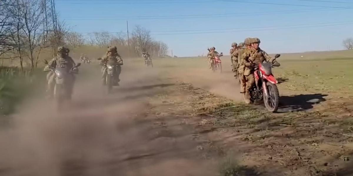 En la guerra de Ucrania la moto también es importante: ambos ejércitos las utilizan