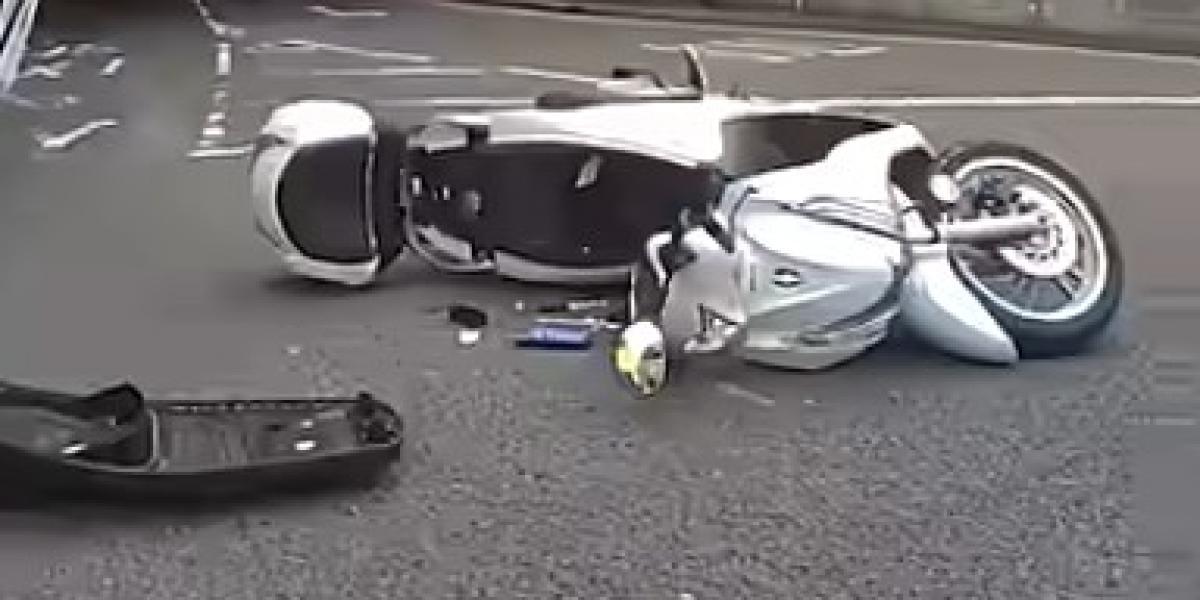 Un agente de policía británico derriba y detiene a unos ladrones de motos