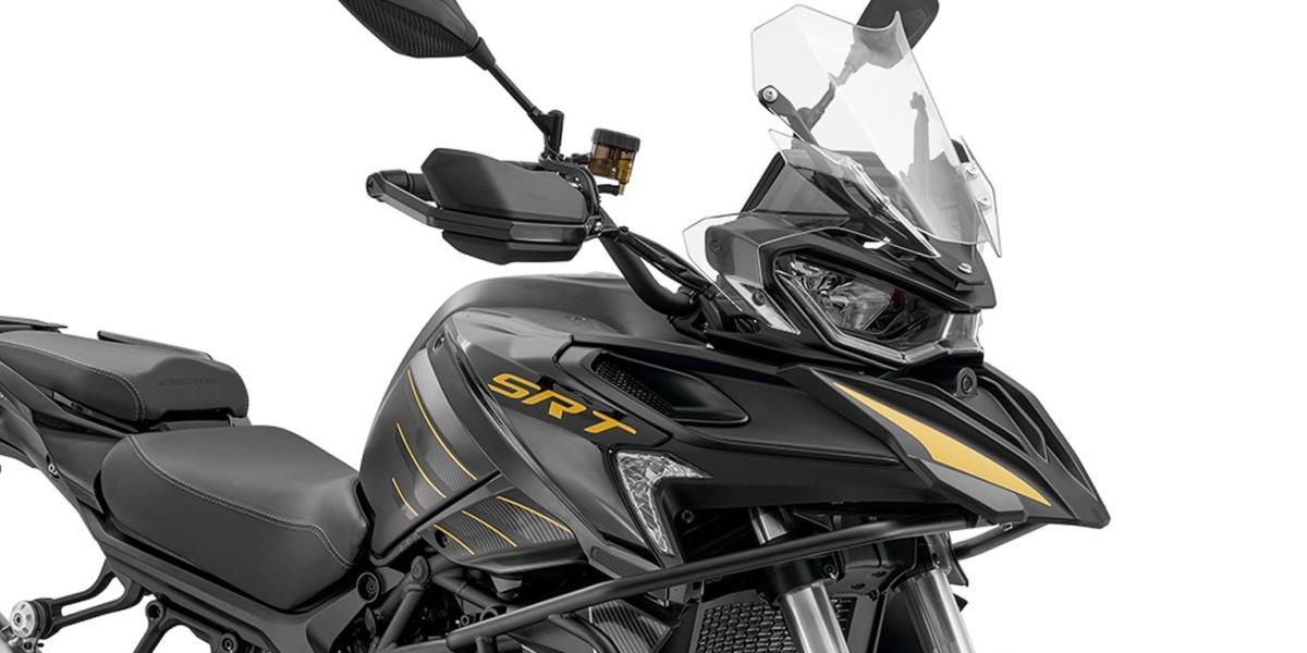Ya está aquí la moto maxitrail a precio de ganga con cámara inteligente, sistema ADAS y tres maletas, la QJ Motor SRT 900SX