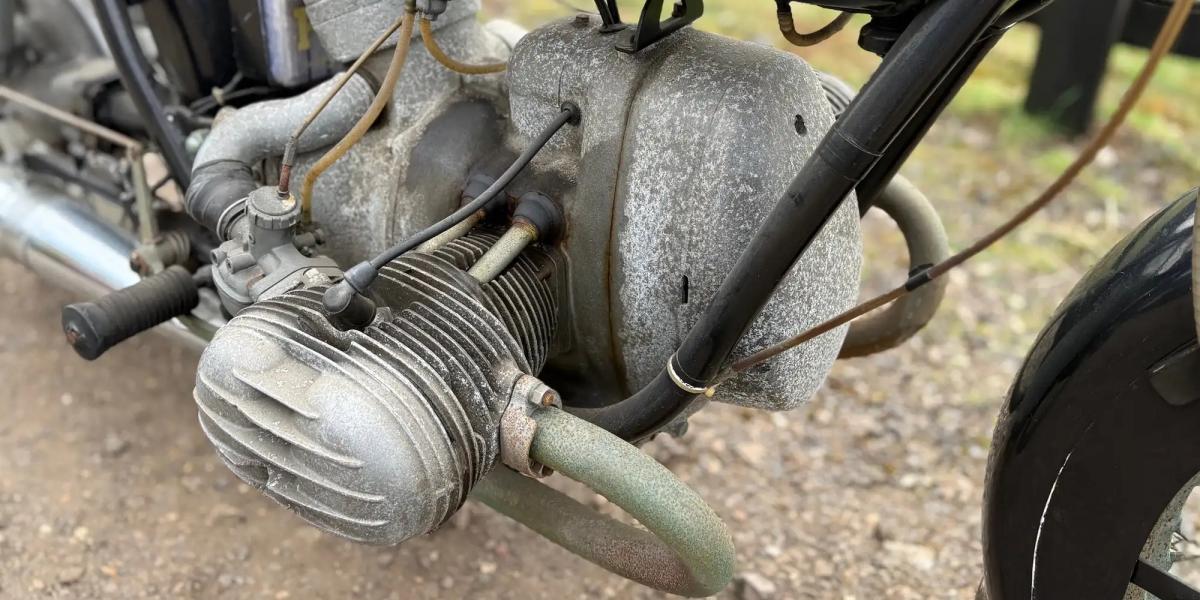 En Japón descubren en un almacén una desconocida moto con motor bóxer que, si la conoces, eres todo un crack