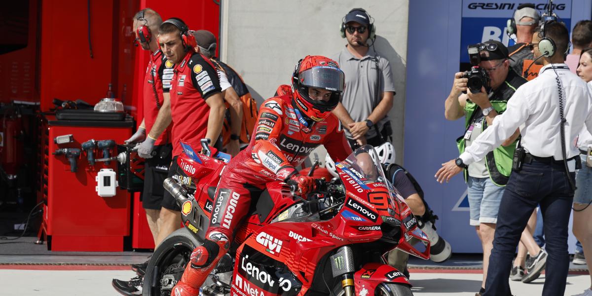 sorpresa al lado de los Márquez en primera fila