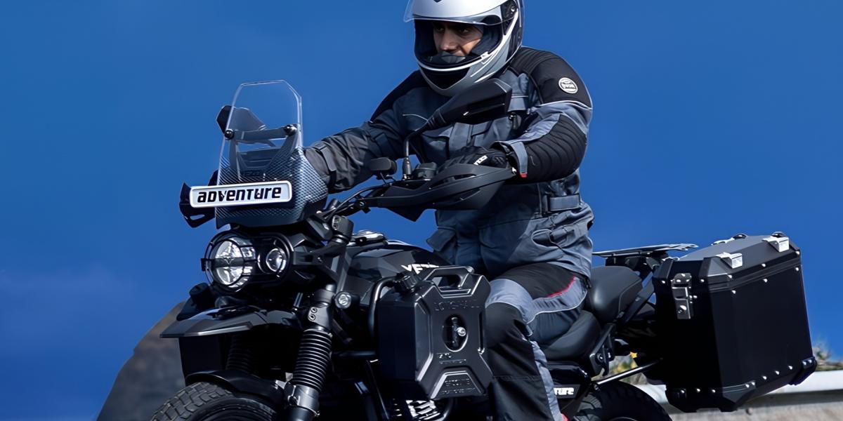 Se actualiza la trail aventura ultra low cost para el carnet A2, una moto muy pintona, pero imita a una marca rival