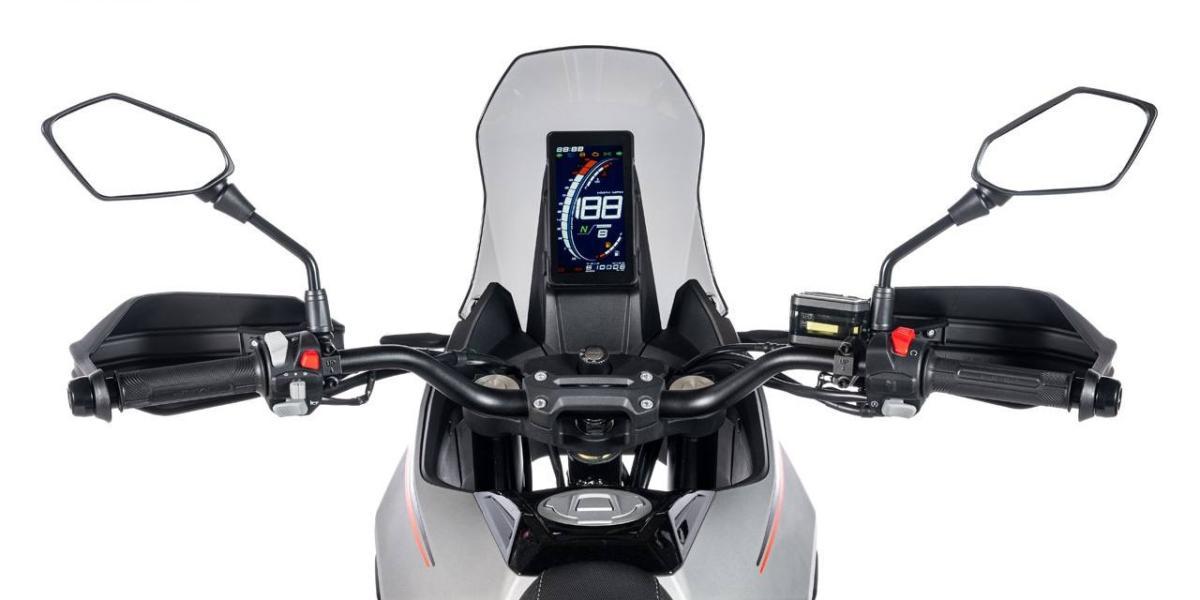 Llega una nueva y atractiva trail dakariana premium para el carnet de coche y a un precio low cost, la Morbidelli T125X