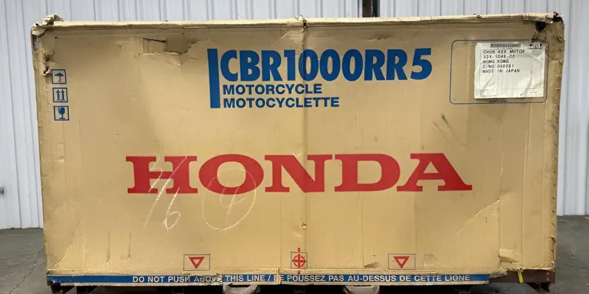a subasta un icono de hace 20 años todavía por estrenar, la Honda CBR1000RR SC57 con los colores Repsol