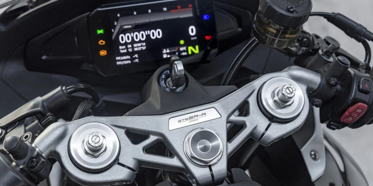 Ya a la venta a un precio cañón la superdeportiva tricilíndrica para el carnet A/A2 que promete mucha guerra, la CFMoto 675SR-R