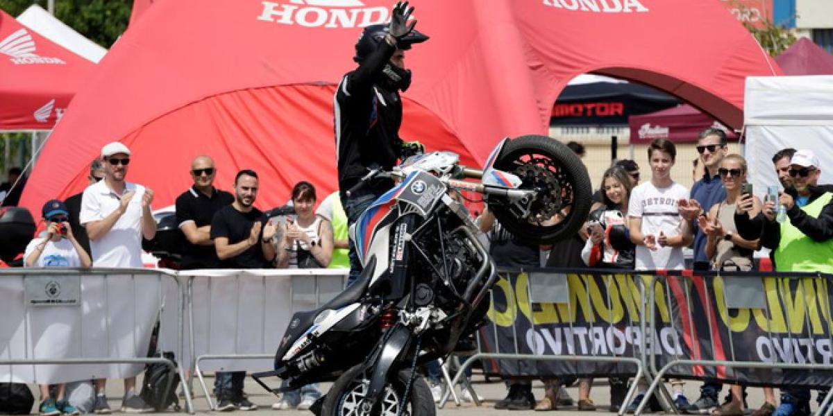 El 'stuntman' Narcís Roca deja boquiabiertos a los espectadores del Solo Moto Weekend con su espectáculo