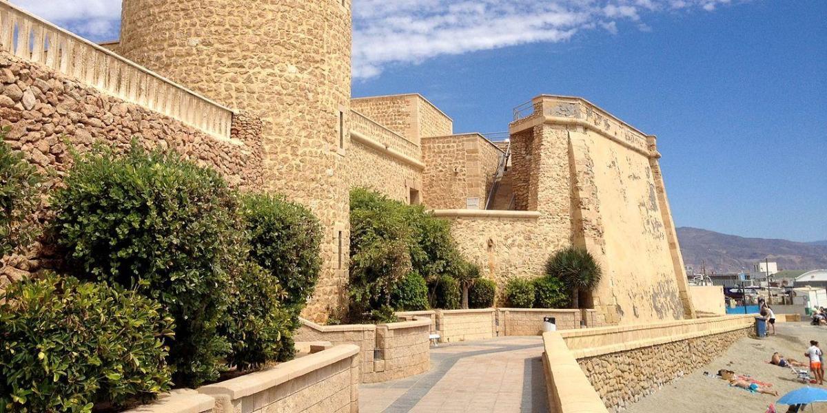 un motorista hiere a dos Guardias Civiles y sobrevive a varios disparos y una caída de cinco metros