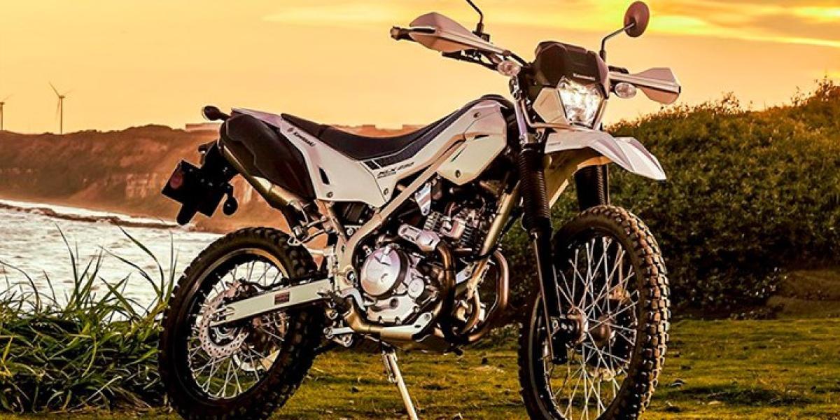 Kawasaki renueva su trail más versátil y accesible y lo hace en dos versiones