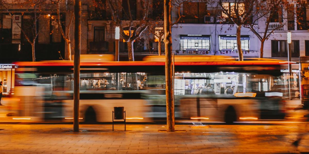 Los autobuses con IA cazan a 2.500 infractores en su primer mes de presencia en las calles de Barcelona