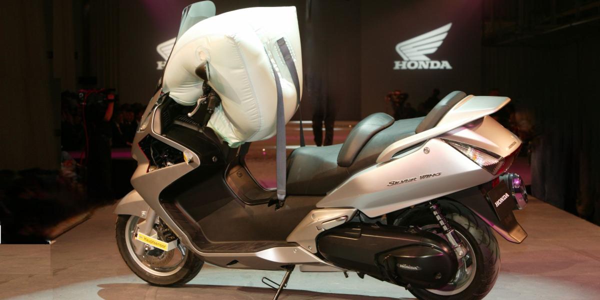 Sistemas airbag obligatorios para todas las motos y scooters, la seguridad pasiva que viene y que es el objetivo de las marcas